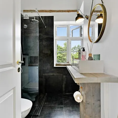 Sunny 1st Floor Апартаменты